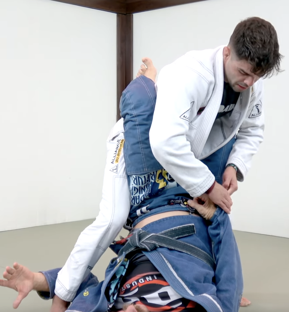 closed-guard_uke_leg_grab.png|200